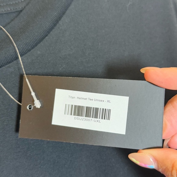 Destiny 2 Titan Helmet Mens Black Graphic T-Shirt XL NWT - Picture 7 of 10